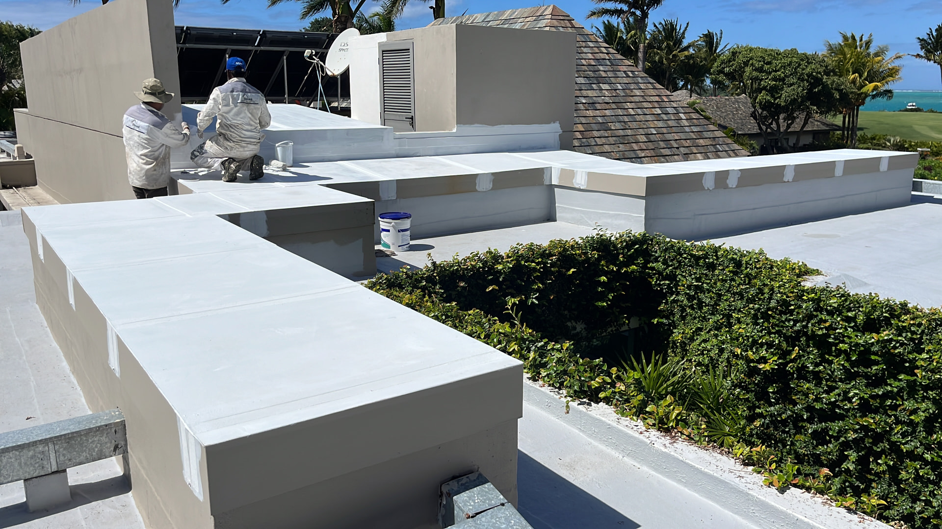 Application d'un revêtement d'étanchéité sur les acrotères d'une villa en bord de mer