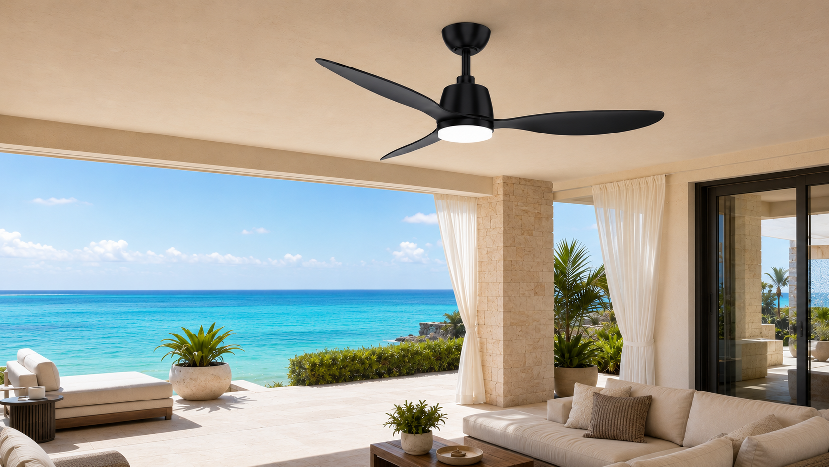 Ventilateur de plafond installé sur une terrasse face à l'océan